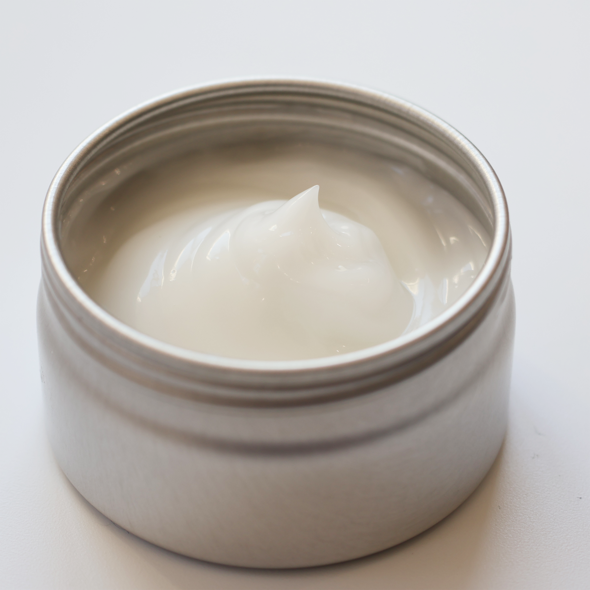 「その一滴は、どこへ流れるのか？」｜アーダ・ブレーン代表・佐藤圭に聞く、肌と環境をつなぐ化粧品イメージ画像