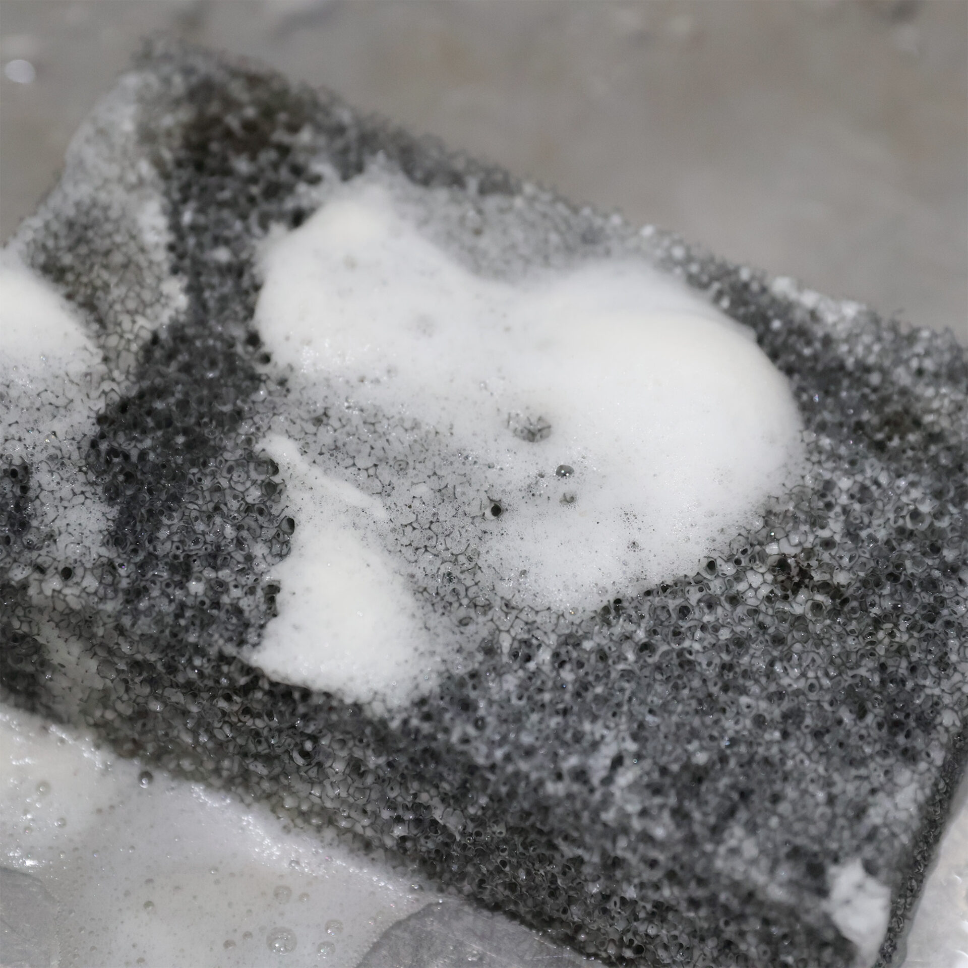 「その一滴は、どこへ流れるのか？」｜アーダ・ブレーン代表・佐藤圭に聞く、肌と環境をつなぐ化粧品イメージ画像