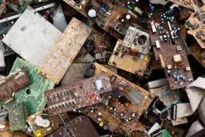 電子ごみ（e-waste）問題とは？｜世界で急増する問題と最先端の取り組み